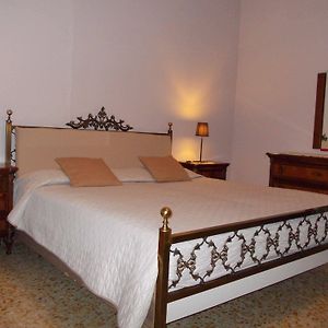 Travellers Lodge Bed & Rooms